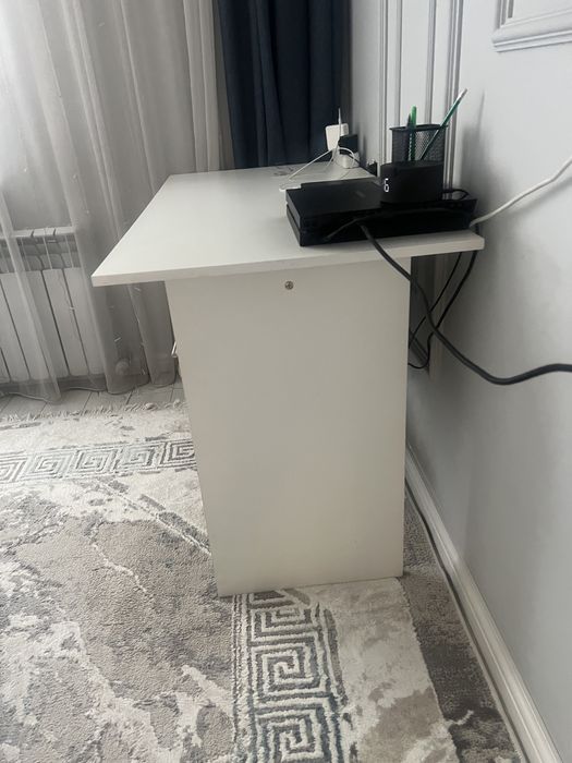 Рабочий белый стол