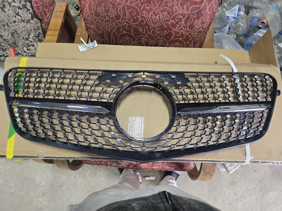 Grila centrală mercedes diamond