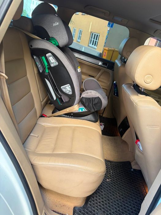 Vând VW Touareg 3.0 TDI, o mașină spațioasă, confortabilă și foarte bine întreținută.