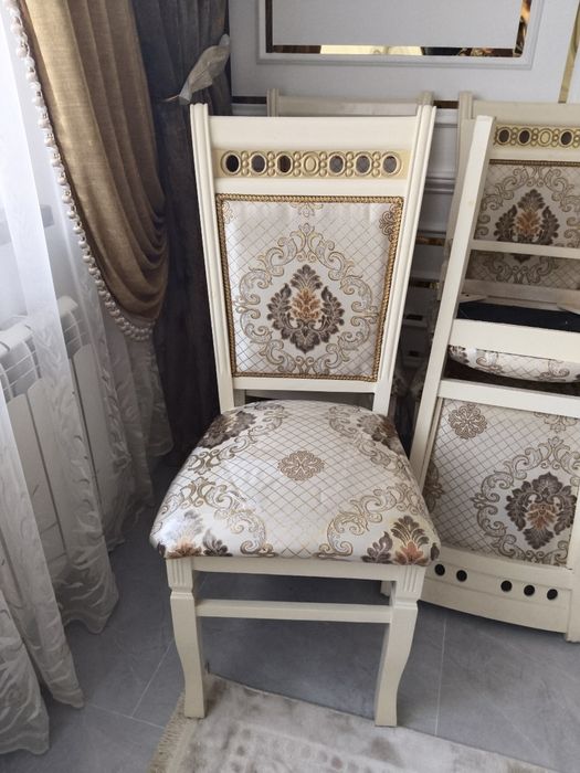 Жақсы жағдайда тұрған стол орындығымен