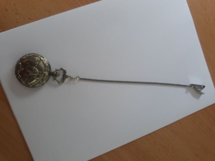 джобен, кварцов, с три коня на капака и непретенциозен кюстек.