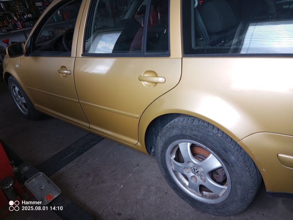 Продавам volkswagen golf 4 2000 кубика 115 коня бензин на части