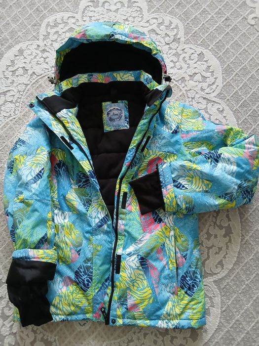 Лыжник на девочку