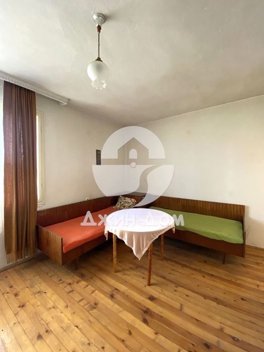 Двуетажна къща с двор в гр. Айтос