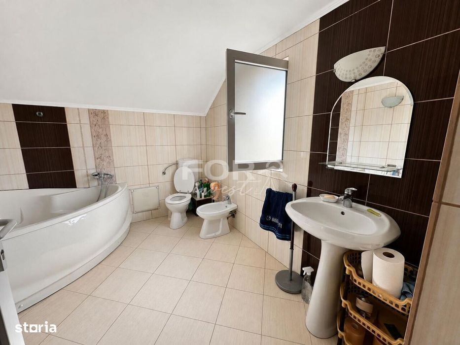 Vilă cu 5 camere, 880mp teren, de vânzare în Oncea Oradea