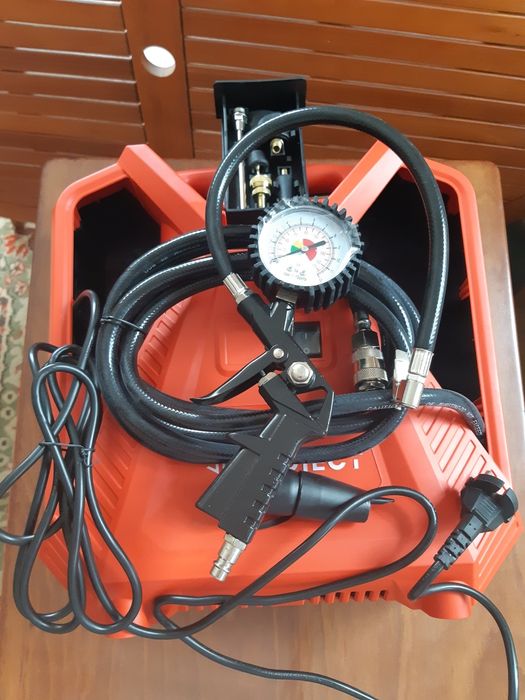 Portabil compresor cu pistol manometru și  accesorii