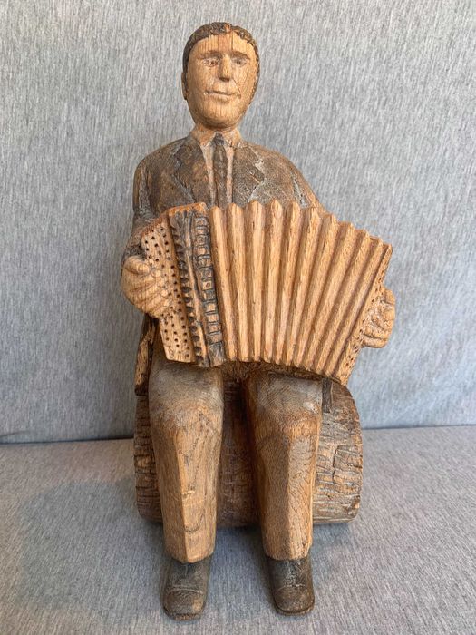дървена фигура музикант