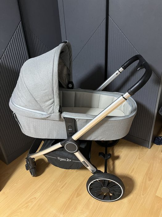 Продам универсальную коляску 3в1