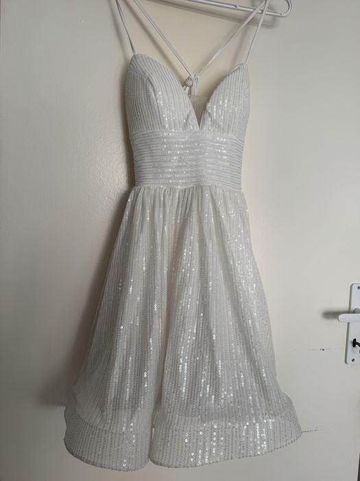 Бяла ефектна къса рокля