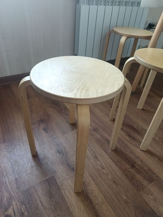 Продам стол и табуретки