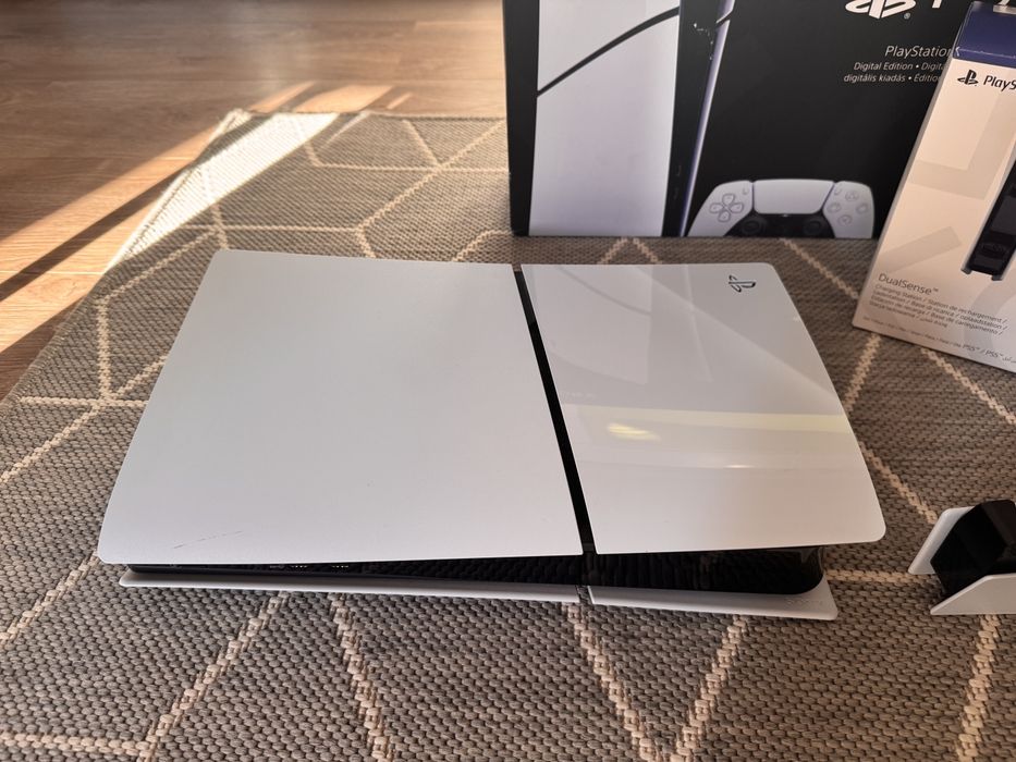 PlayStation 5 Digital Edition + 2 DualSense контролера + зарядна станция