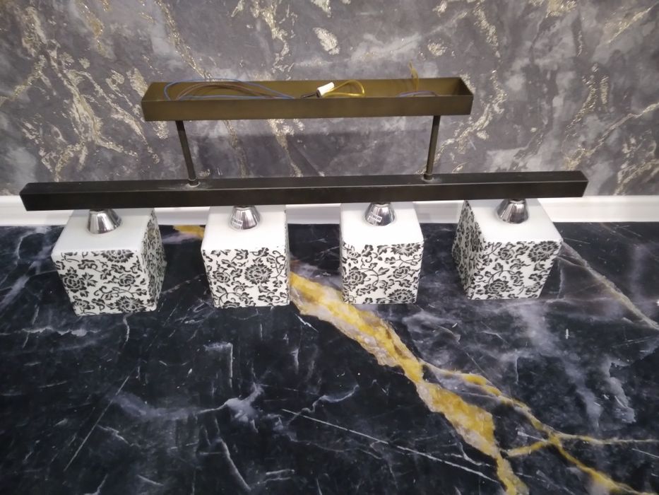 Продам потолочную люстру.