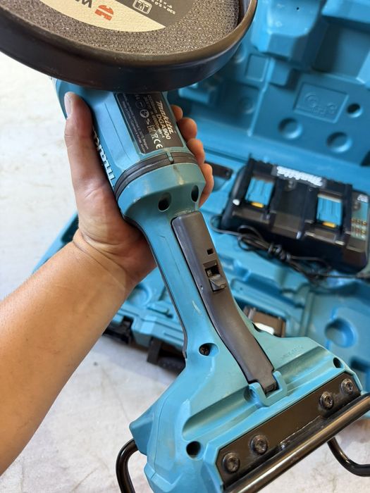 Makita DGA900 230mm