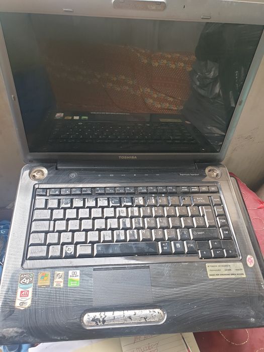 Toshiba satellite за ремонт или части.