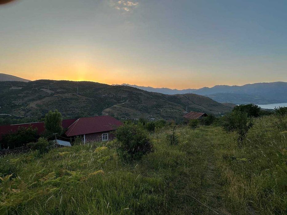 ЧИМГАН ,дом продаётся с большим участком и хорошей локацией