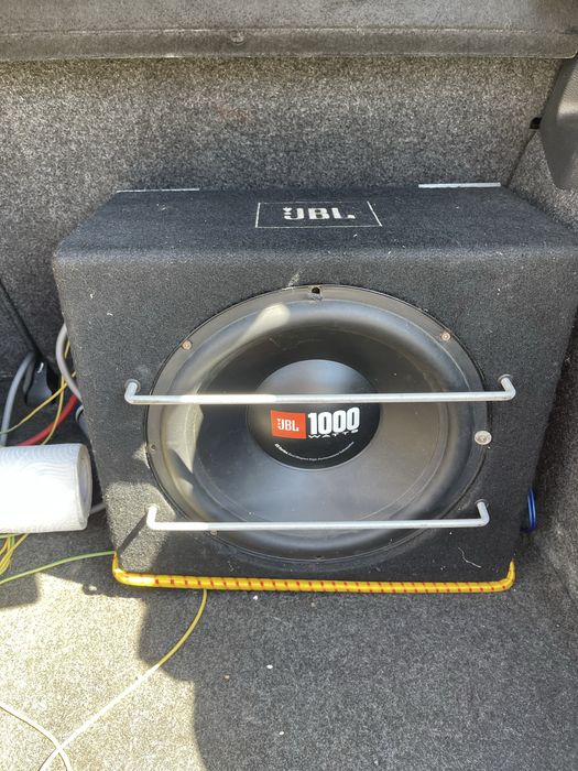 Subwoofer JBL 1000W + Stație Crunch BlackMaxx – Bass puternic