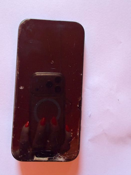 Vand iphone 17 pro cu sticla de la display sparta ( nu afecteaza functionalitatea)