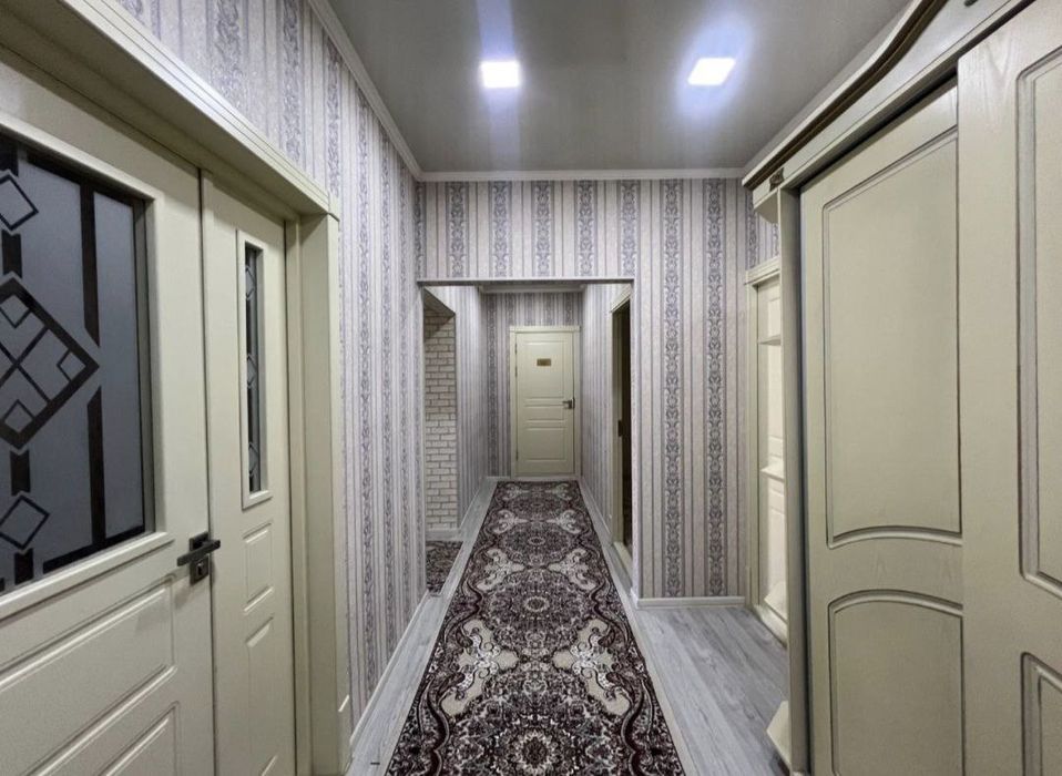 Продаётся 5ти комнатная на м-в Ахмад Югнаки