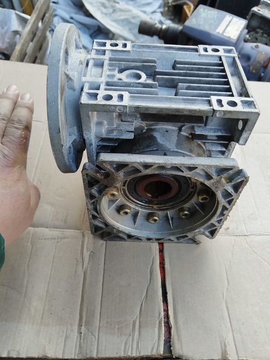 Reductor cu ieșire la 90 de grade cu raport de 30 la 1