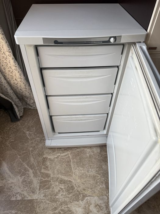 Морозильник Indesit  SFR100 Белый