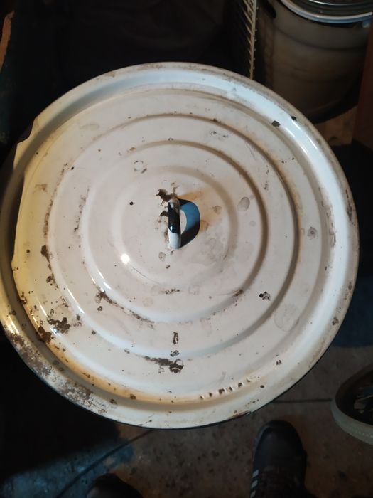 Продам эмалированную кастрюлю.