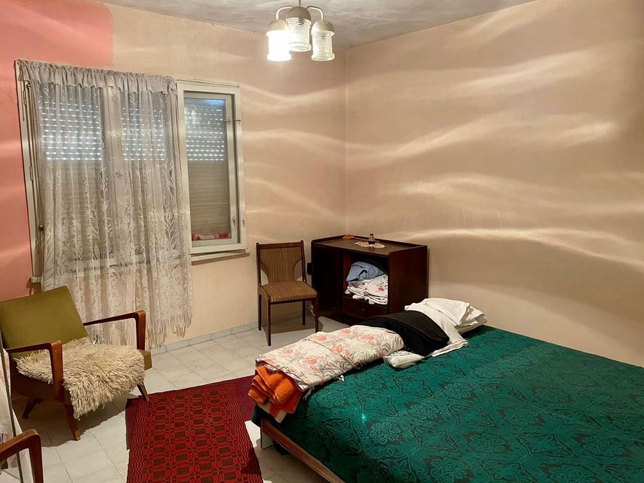 Двуетажна къща с таван и гараж в гр.Меричлери