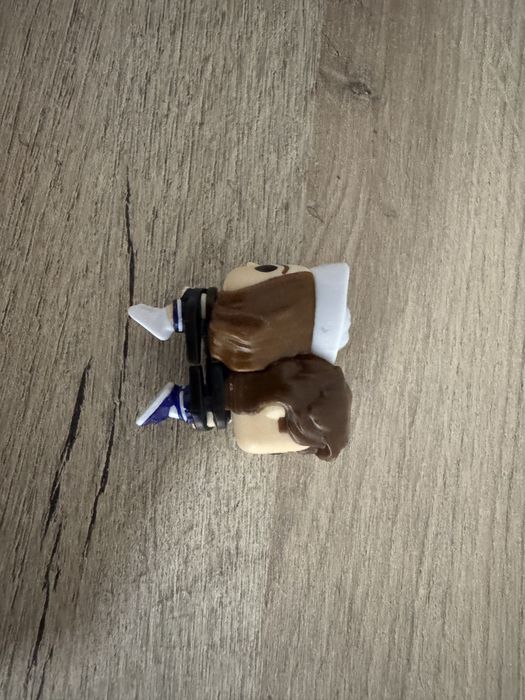 Vând figurine Stranger Things kinder joy