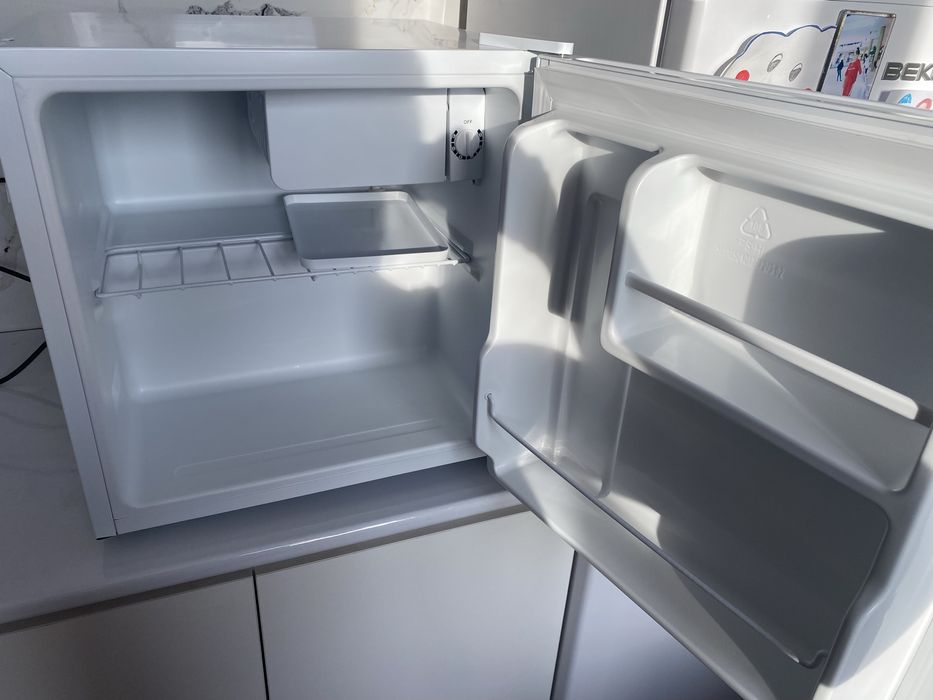 Продам мини холодильник.