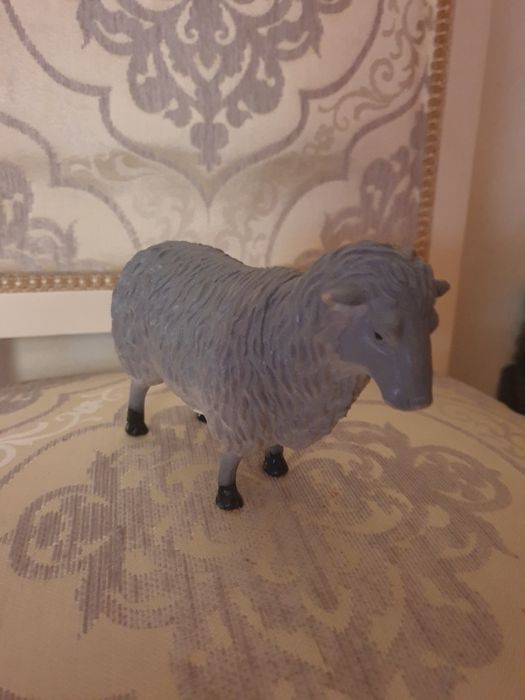 Игрушки лошадка и барашек.