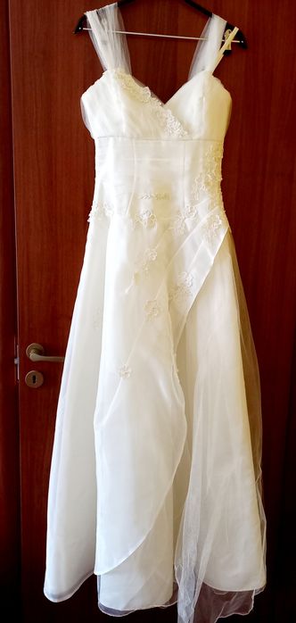 Vând Rochie de mireasă A-line ivory + cadou bolero