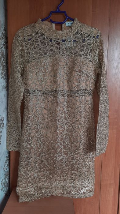 Платье золотистого цвета