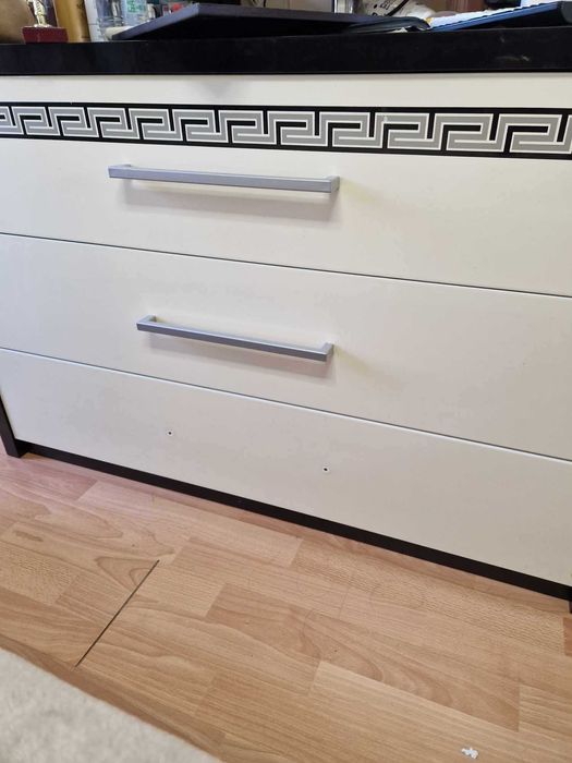 Продавам комплект спалня,гардероб,скрин, 2 бр. Нощни шкафчета !