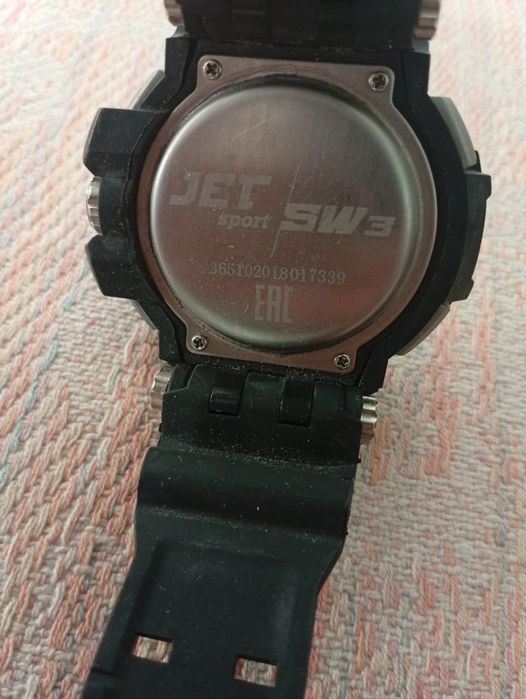 Часы с коробкой.