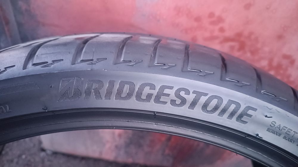 255/35/21 Bridgestone