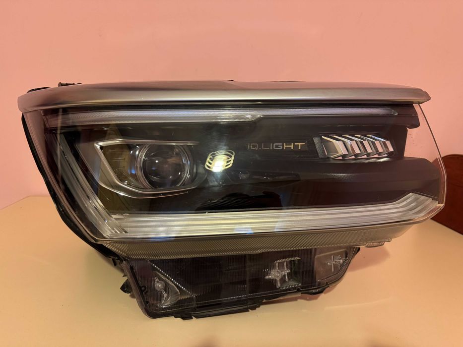Оригинален десен фар за VW Amarok 2022-2025 IQ.Light (N1XB13E016DE).