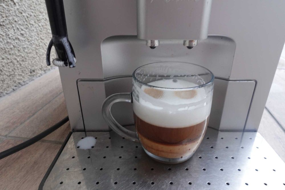 Melitta Caffeo Bistro cu un sistem de spumare lateral cu rotiță