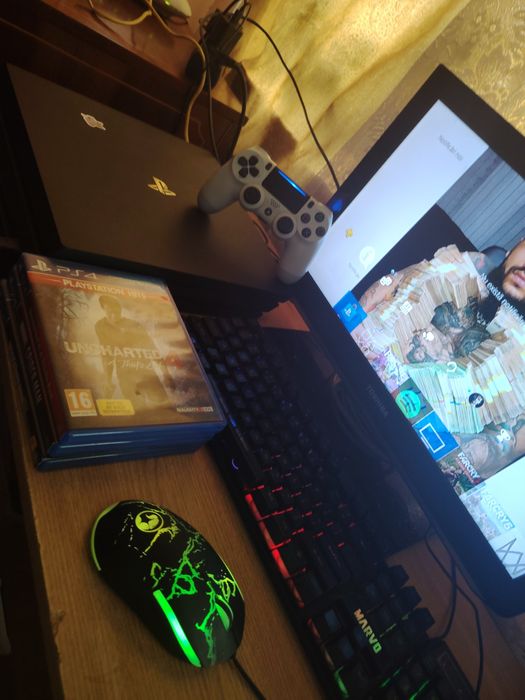 Playstation 4 pro + 3 jocuri + tastatura & mouse - stare foarte bună.