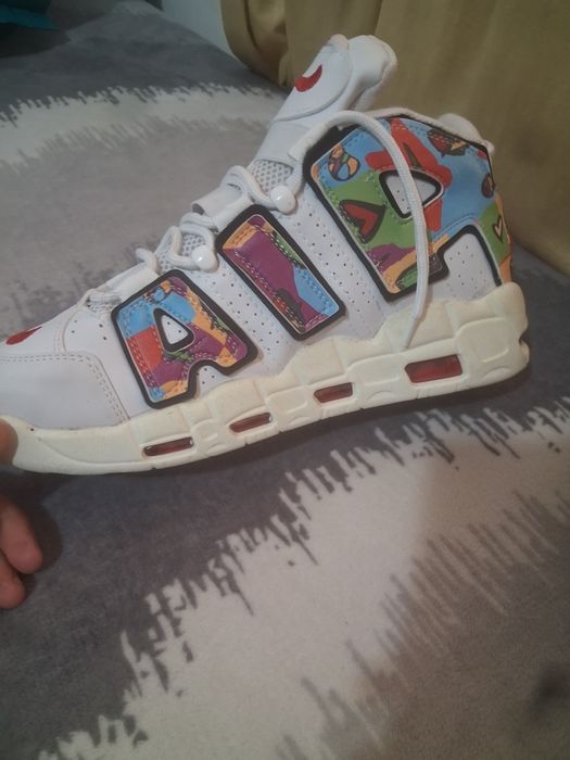 modelul Nike Air More Uptempo "Peace, Love, Swoosh".