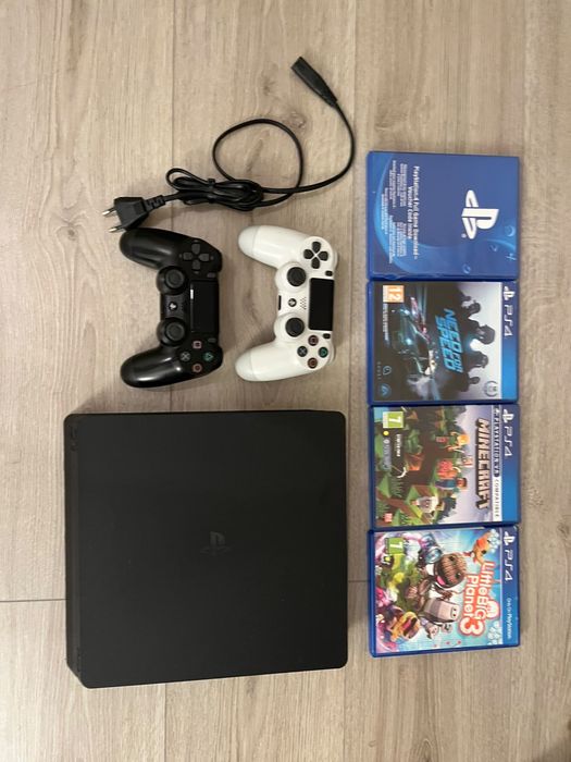 PlayStation 4 cu 2 controllere