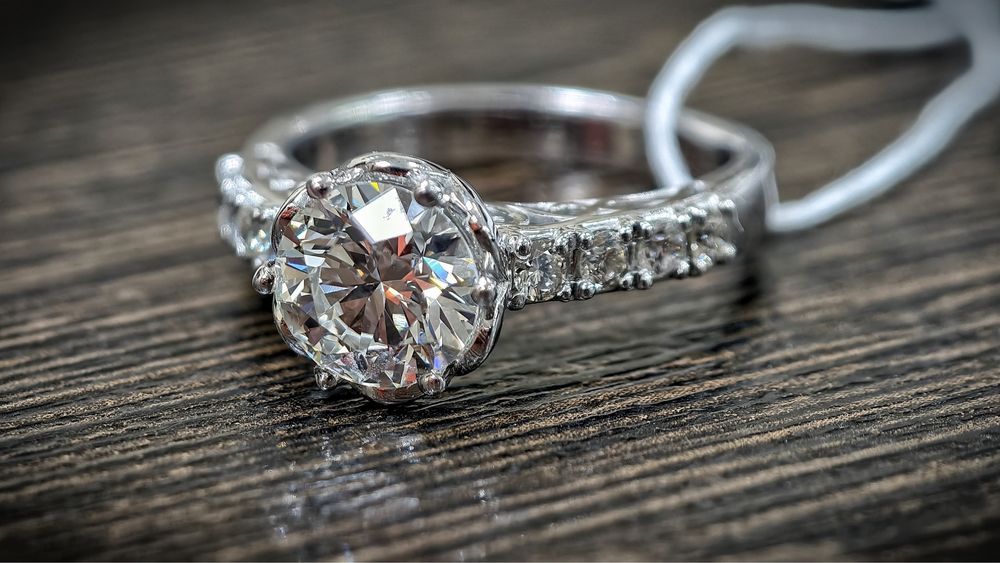 Золотое кольцо с крупным бриллиантом