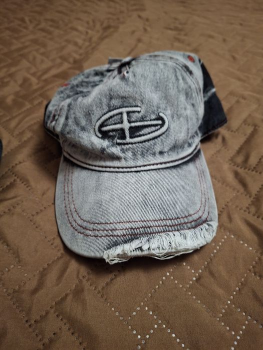 дънки Bershka + шапки с козирка Cropp