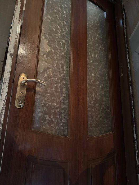 Продается коричневая дверь с нормальным состоянием