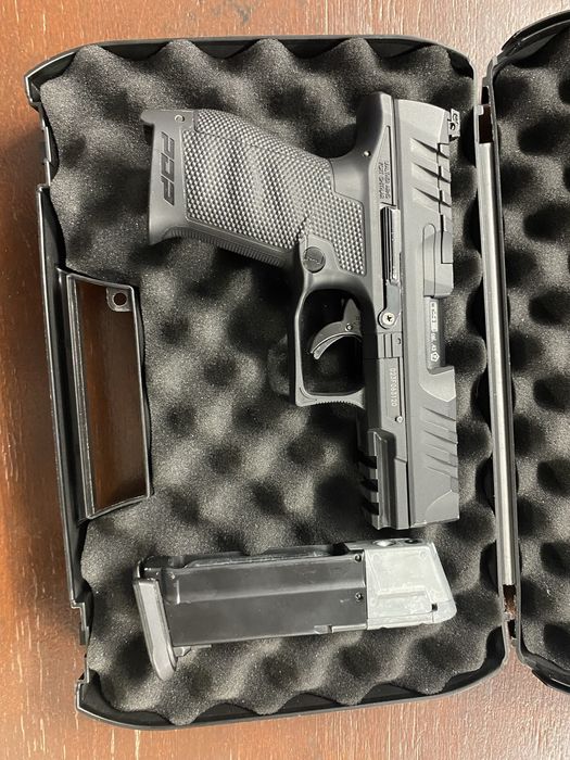 Walther  cu bile de vopsea si alte materiale