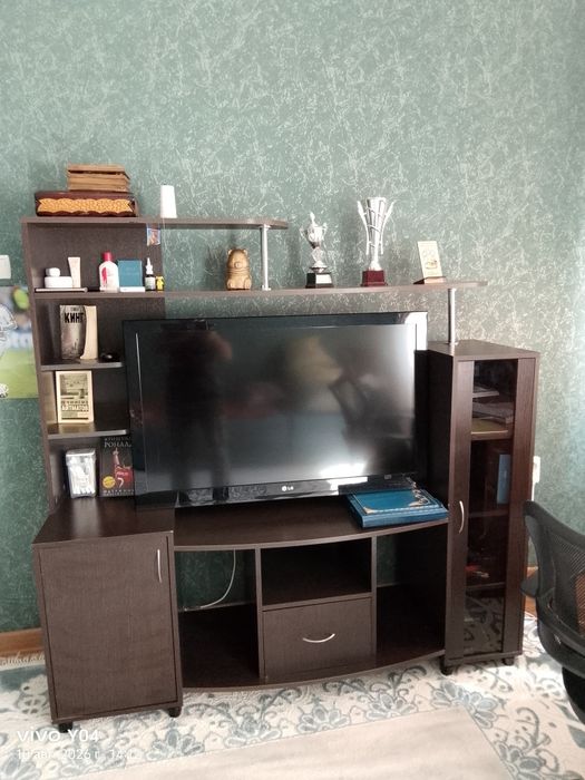 телевизор +тумбочка подарок