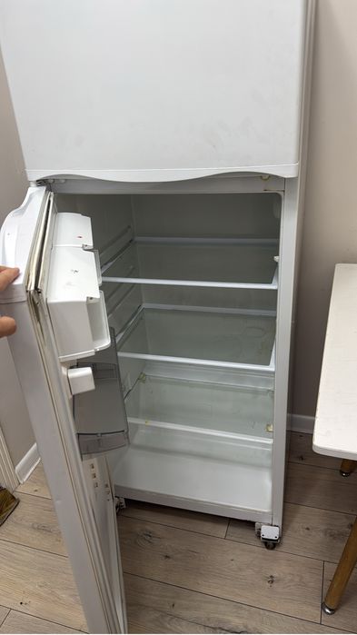 Продам комплект: холодильник + стол с 2 стульями