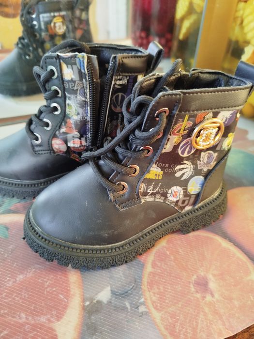 Yosh bolalar oyok kiyimlari sotiladi