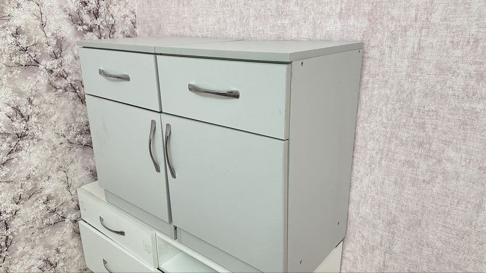 Продается стол и тумбочки