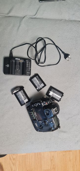 Nikon d3 stare buna body , 2 carduri , 3 acumulatorii, incarcator 200k cadre