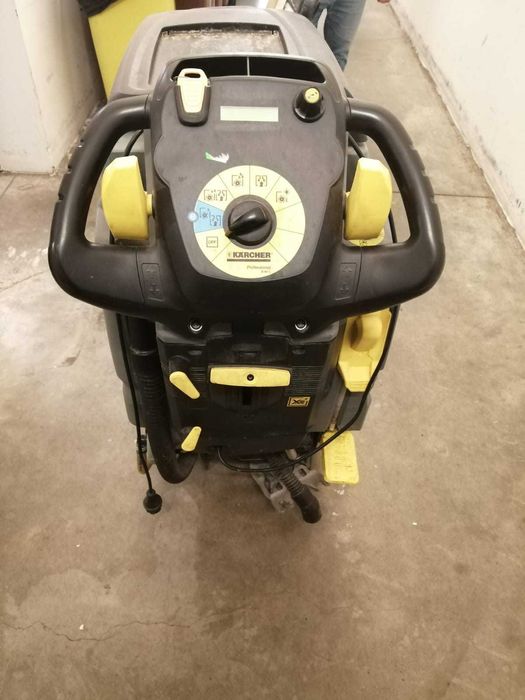 De vânzare aparat de curățat pardoseli Karcher