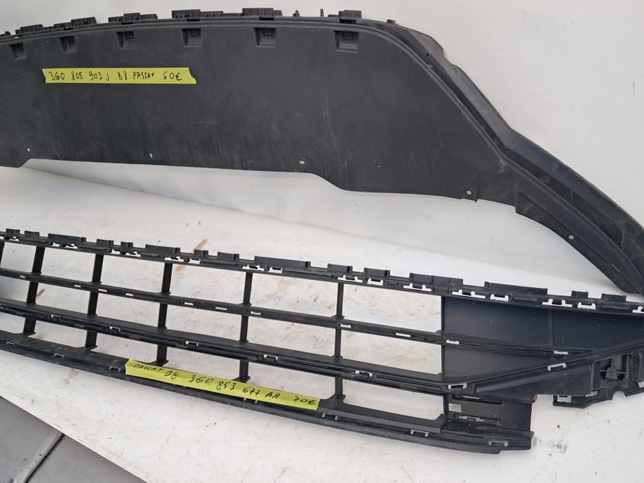 Решетка в броня  лайсна под двигател броня  Vw Passat B8